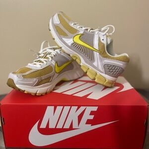 NWB Nike Vomero 5 Bronzine W9 M7.5